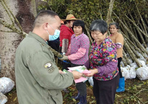 护林人员向山区林地内居民派发禁毒宣传单张现场照片.jpg