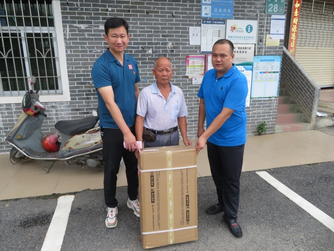 党组成员,副局长朱宇鹏为邓村困难老党员何锡均送上一台燃气炉