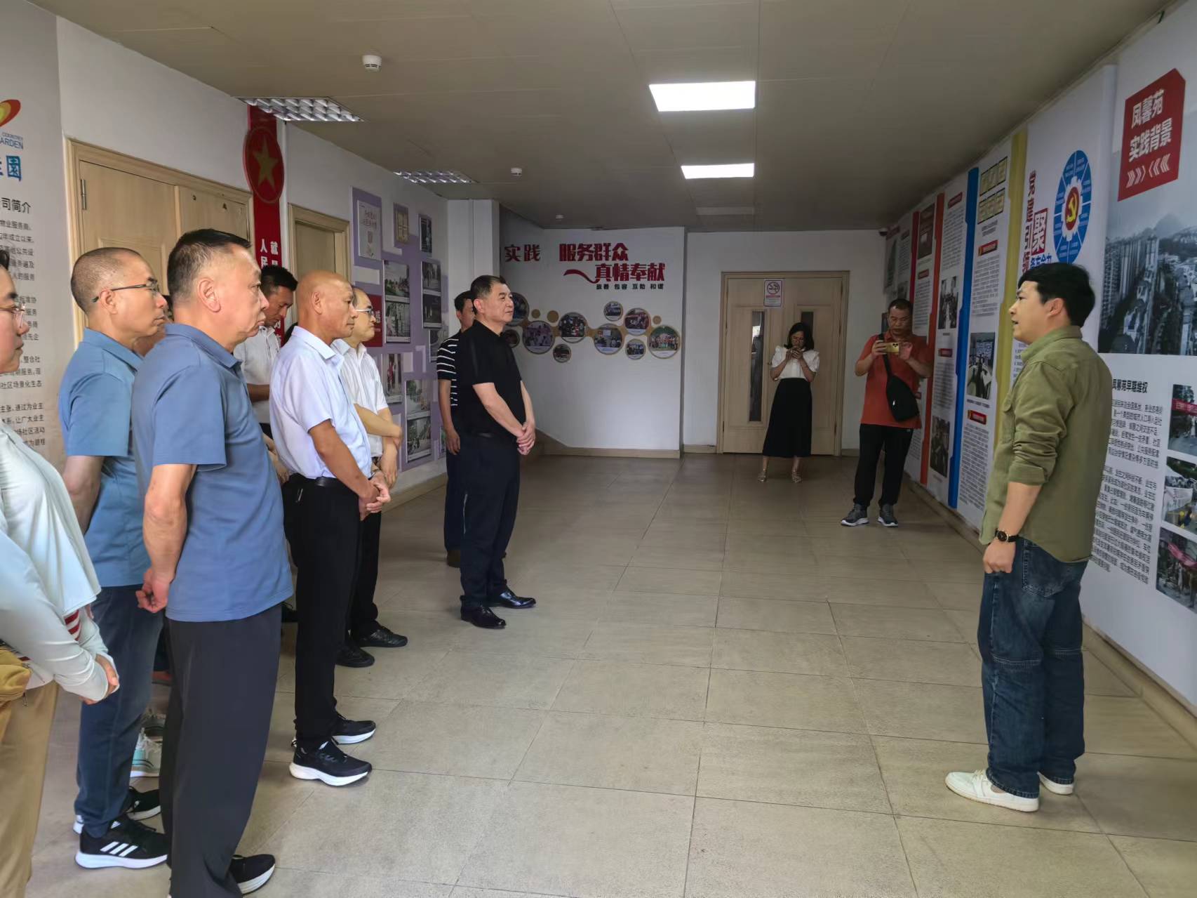 调研组前往凤馨苑社区居委会考察我区社区基层治理经验做法.jpg