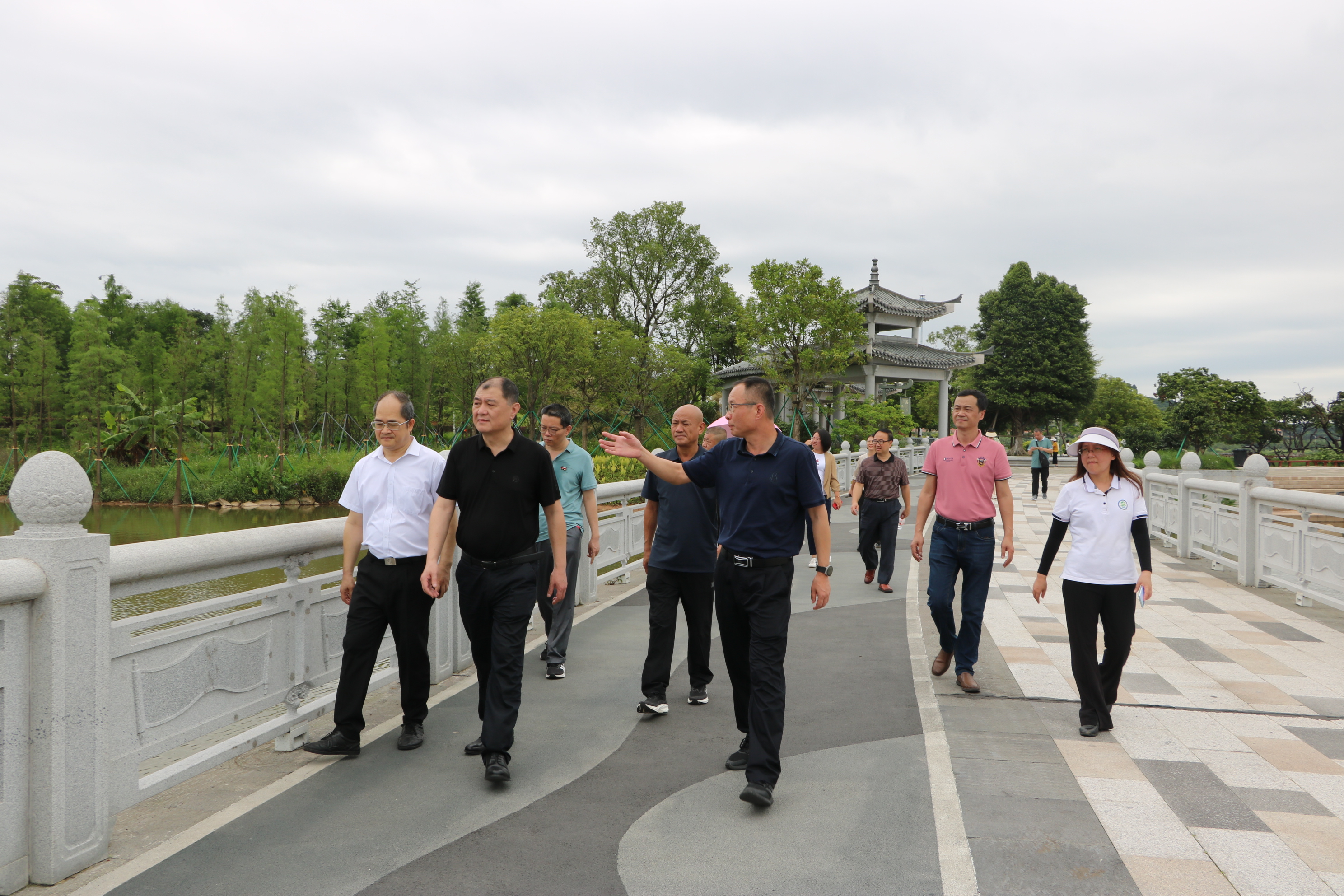 调研组前往荔湖公园考察湿地公园建设.jpg